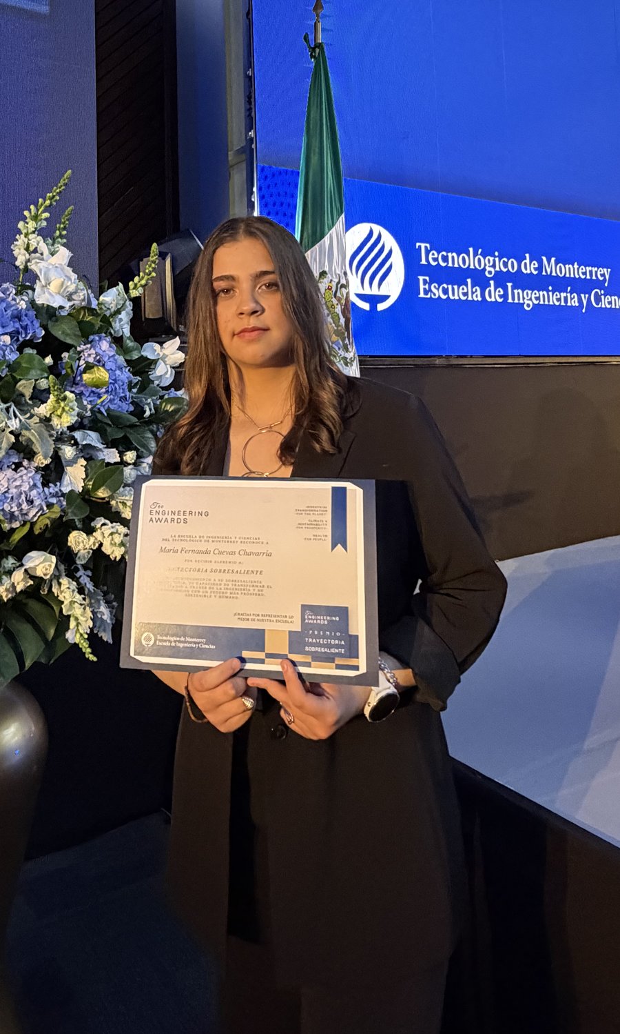 María Fernanda Cuevas Chavarría receiving the Outstanding Trajectory Award at the Tec Engineering Awards